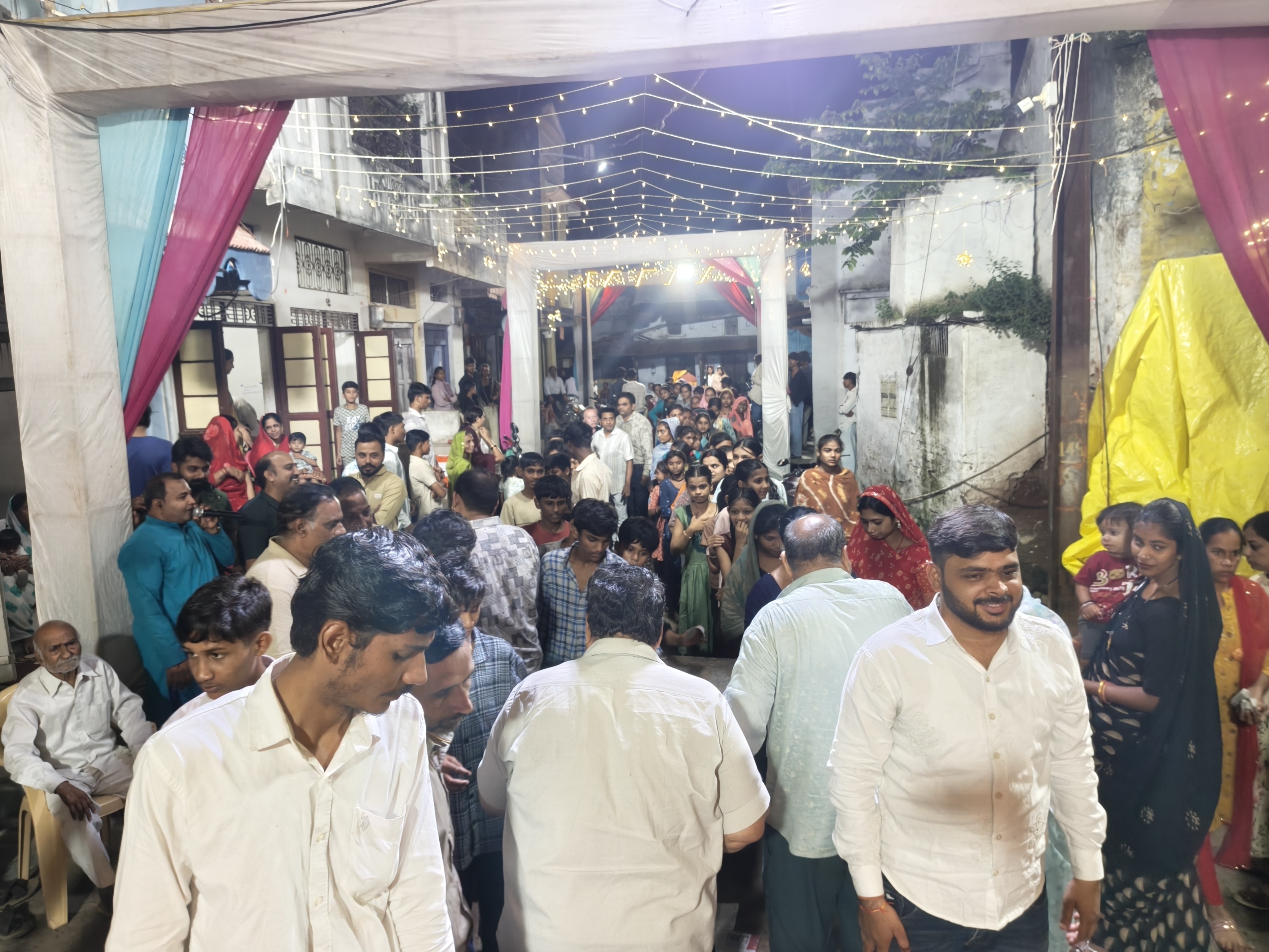 रंग-बिरंगी विद्युत सजावट से आकर्षक नजर आ रहा गणेश पंडाल।