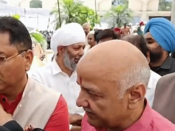 जालंधर में पूर्व मंत्री चुन्नी लाल की श्रद्धांजलि सभा के बाद पत्रकारों से बातचीत करते मनीष सिसोदिया और अमन अरोड़ा। - Dainik Bhaskar