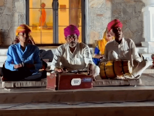 जैसलमेर भाजपा के नव निर्वाचित पार्षद, विधायक छोटू सिंह भाटी व भाजपा के अन्य पदाधिकारी बाड़ेबंदी में कल्चर इवेंट का लुत्फ उठाते हुए।