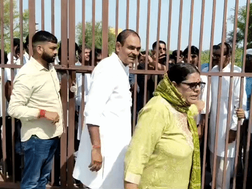 सीकर की लोसल नगर पालिका के कांग्रेस पार्षद बाड़ाबंदी में हैं। कांग्रेस का आरोप है कि यहां रविवार सुबह बीजेपी कार्यकर्ताओं ने घुसने की कोशिश की।
