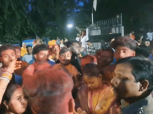 वार्ड-4 की विसर्जन यात्रा में पुलिस ने बंद कराया डीजे