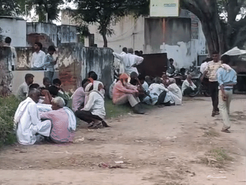 घटना के बाद ग्रामीण और रिश्तेदार युवती के घर पहुंचे।