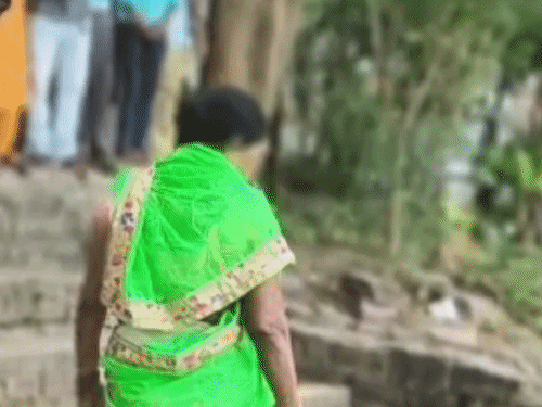 तालाब में शव देखकर लोगों ने पुलिस को दी सूचना