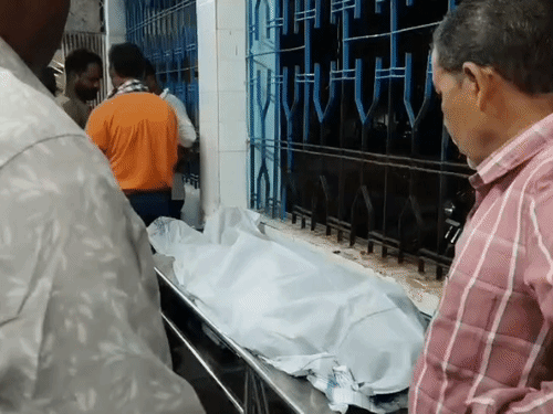 बलौदा CHC में रखे गए बिजली गिरने से जान गंवाने वालों के शव।