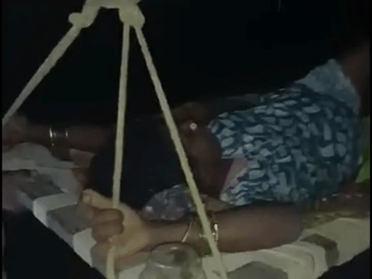 गर्भवती महिला को खाट पर लिटाकर ले जाते ग्रामीण।