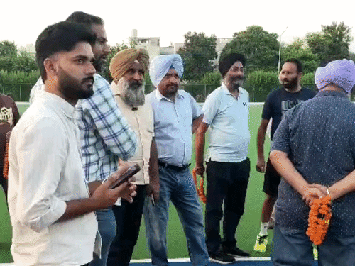 जूनियर एशियन हॉकी प्लेयर को सम्मानित करने मिट्ठापुर पहुंचे परगट सिंह।