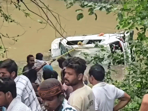 मध्य प्रदेश के आगर मालवा जिले में तेज बारिश के बाद उफनते नाले में एक कार बह गई, जिसमें सवार 7 लोगों की जान चली गई।