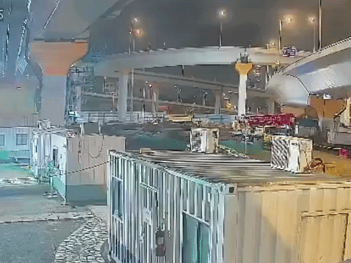 CCTV फुटेज में तेज रफ्तार BMW फ्लाईओवर से नीचे गिरती दिखाई दी।
