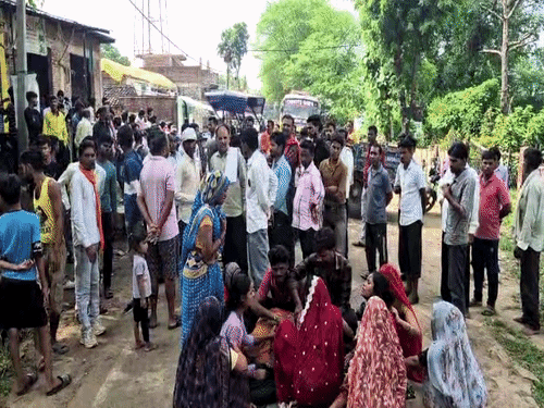 वारदात के बाद परिजन का रो-रोकर बुरा हाल है।