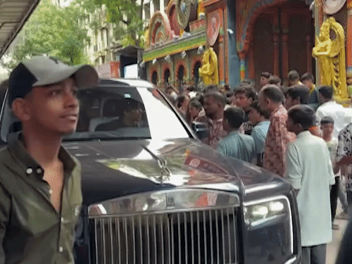 मैथिली ठाकुर मुंबई के प्रसिद्ध लालबागचा राजा पंडाल में गणपति दर्शन के लिए पहुंची थीं।