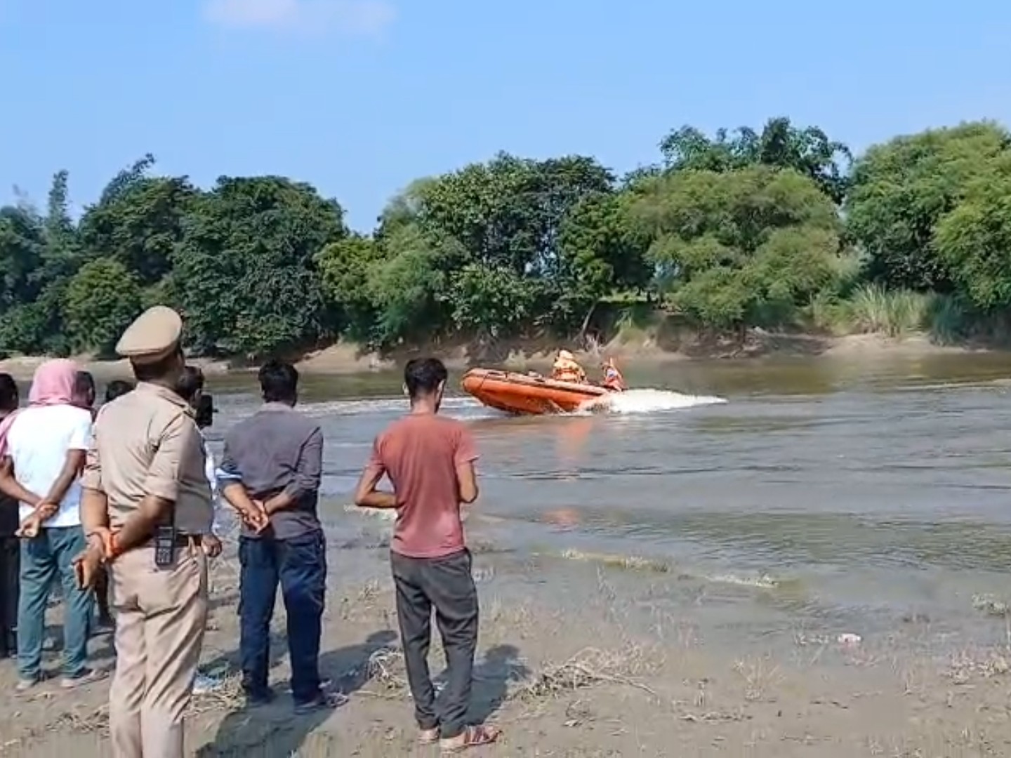 रविवार सुबह NDRF के गोताखोरों ने फिर से सर्च ऑपरेशन शुरू किया।
