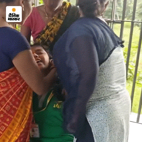 शिक्षक की मार से दर्द में रो रही बच्ची को संभालते आस पास के लोग।