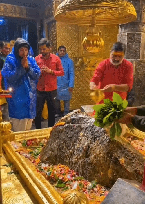 गर्भगृह की पूजा की रील बनाकर इंस्टाग्राम पर की अपलोड।
