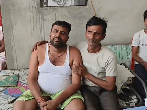 बेटे की मौत के बाद पिता विनोद यादव का रो-रोकर बुरा हाल है। रिश्तेदार उन्हें संभाल रहे हैं।