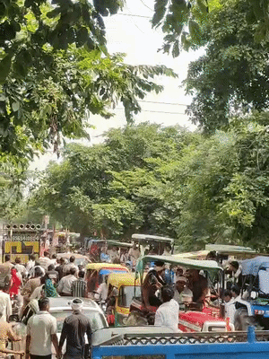 आगरा में बड़ी संख्या में सवर्ण समाज के लोग ट्रैक्टर से कलेक्ट्रेट की तरफ बढ़ रहे हैं।