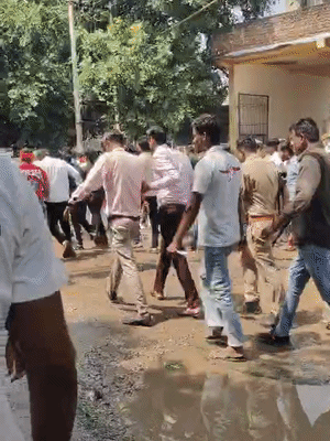 पुलिस का सुरक्षा घेरा तोड़कर लोग पैदल भी कलेक्ट्रेट की तरफ जा रहे हैं।