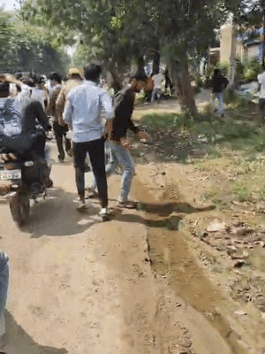 कलेक्ट्रेट की तरफ जा रहे लोगों को पुलिस के जवान दौड़कर रोकने की कोशिश कर रहे हैं।