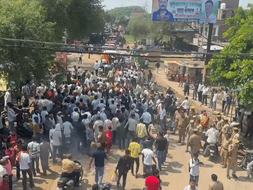 पुलिस की रोक के बावजूद प्रदर्शनकारी ट्रैक्टर और पैदल ही आगे बढ़ रहे हैं।