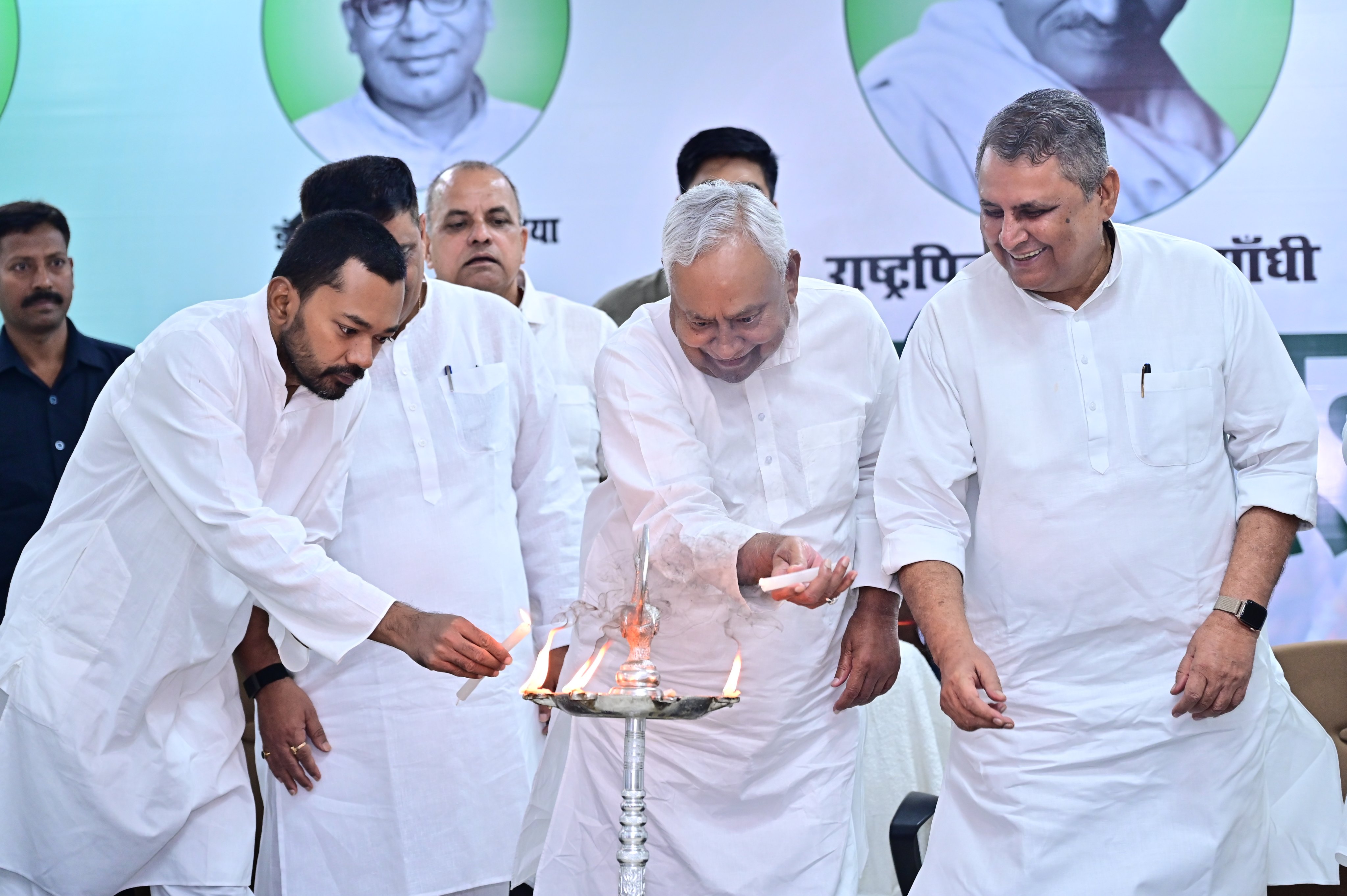 18 सितंबर को JDU कार्यालय में विधायकों और विधान पार्षदों के ओरिएंटेशन प्रोग्राम में पिता-पुत्र पहली बार एक मंच पर एक साथ दिखे थे।