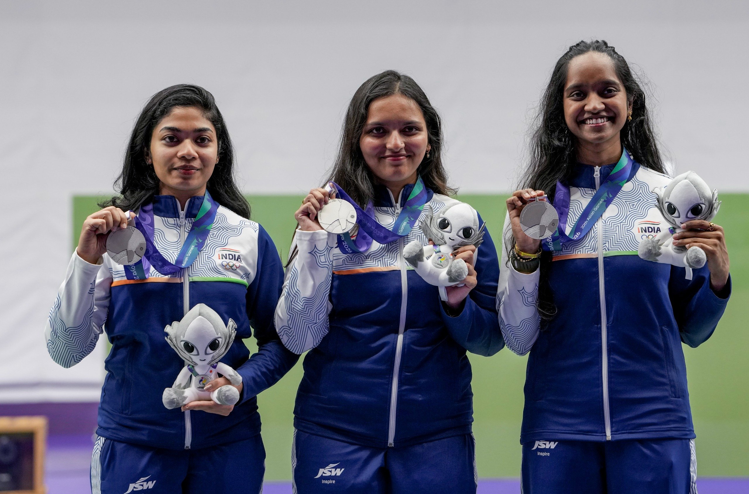 वलारिवन, सोनम मस्कर और विदर्शा विनोद की तिकड़ी ने ये मेडल जीते हैं।