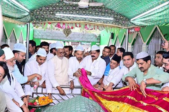 निशांत कुमार समय-समय पर दरगाह जाते रहते हैं। वह धार्मिक मामलों में अपनी इमेज अपने पिता की तरह बनाए रखना चाहते हैं।