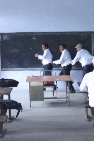 हाथ पकड़कर रेलगाड़ी बनाकर स्कूल में मस्ती की।