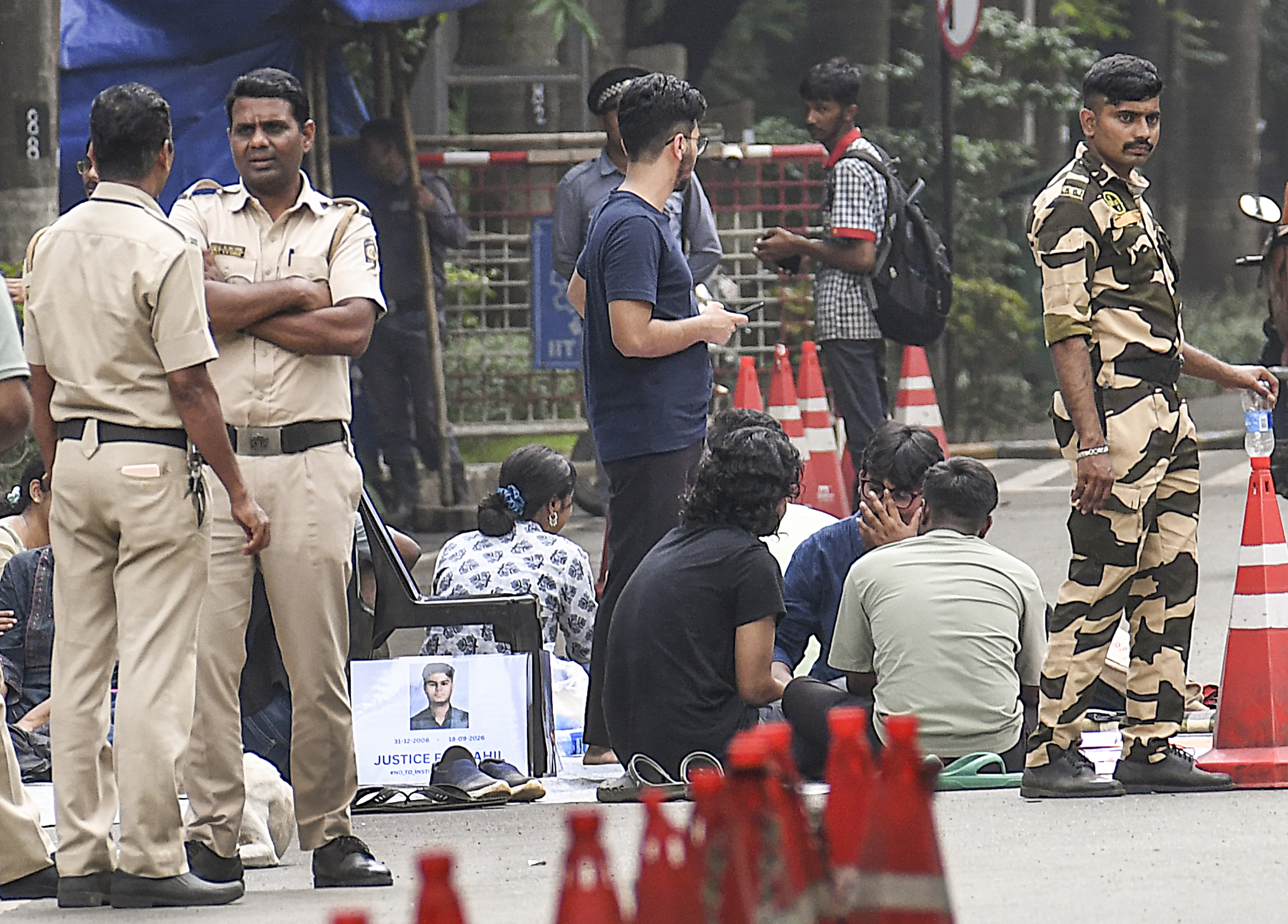 19 सितंबर को लगातार दूसरे दिन छात्रों के प्रदर्शन के दौरान सुरक्षाकर्मी तैनात रहे।