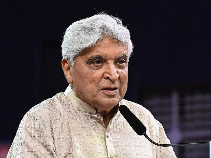 जावेद अख्तर कहते हैं- कार को लेफ्ट में ड्राइव करना ईमानदारी है। कानून है कि सिग्नल लाल होगा तो आपको रुकना है तो सिग्नल लाल पर रुकना ईमानदारी है।   -  फाइल फोटो - Dainik Bhaskar