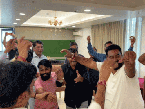 सवाईमाधोपुर में बाड़ेबंदी में गए भाजपा के पार्षद नाचते नजर आए।