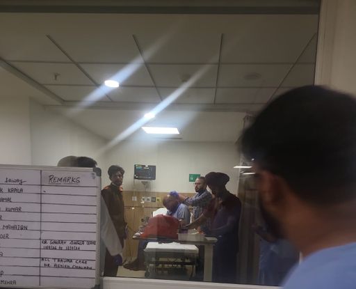 घायल ASI का अस्पताल में इलाज करते डॉक्टर।- फाइल फोटो