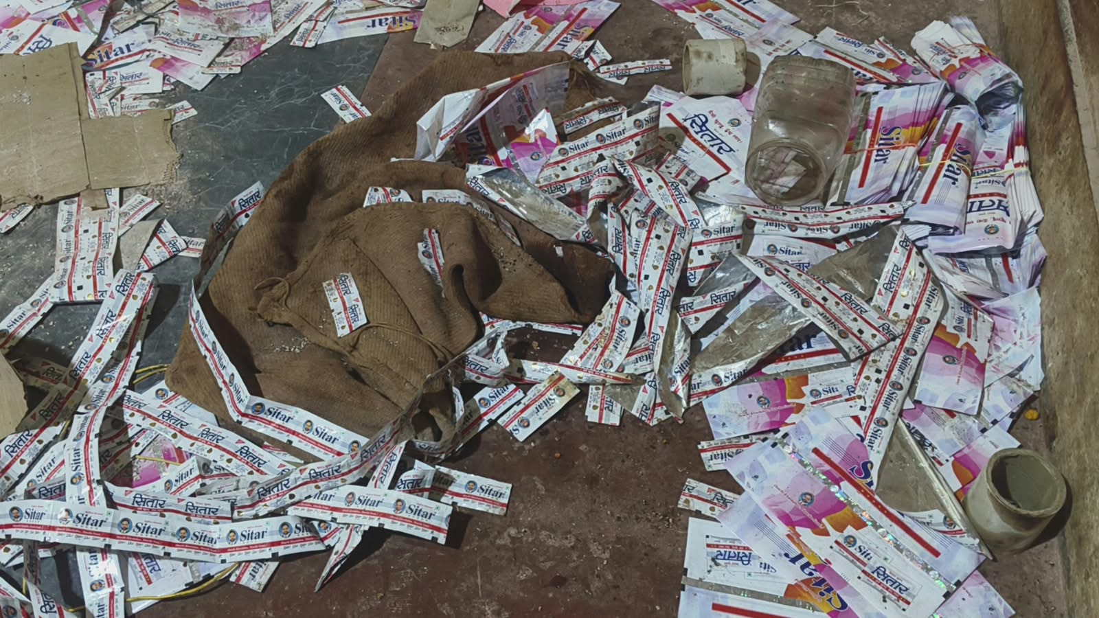 गोदाम में सितार कंपनी का गुटखा बनाया जा रहा था।