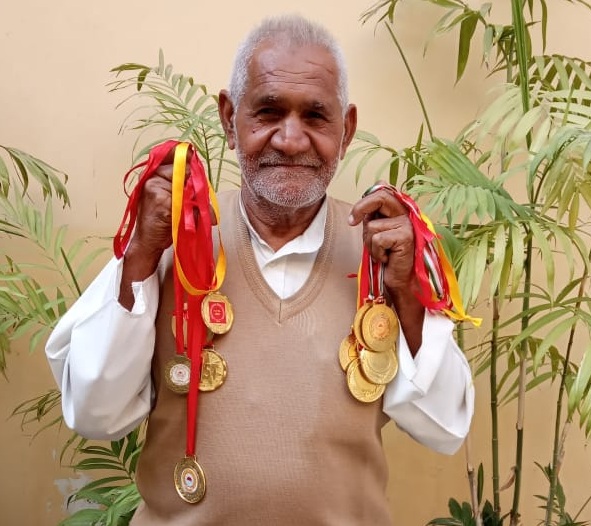 पदक दिखाते हुए रिटायर्ड सैनिक लालचंद गोदारा।
