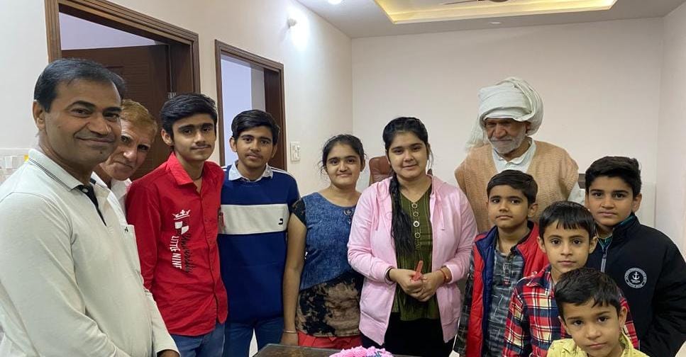 85 वर्षीय लालचंद गोदारा अपने पोते-पोतियों व बेटों के साथ।