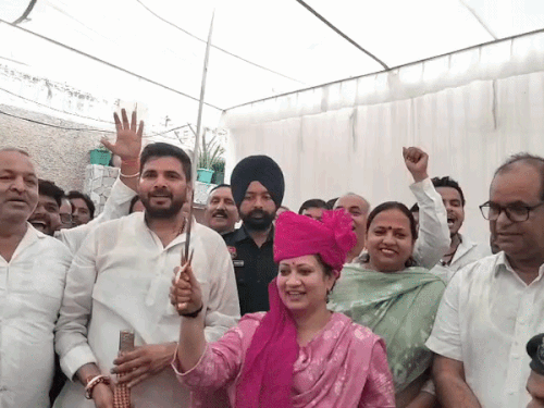 रेवाड़ी में मंत्री नरबीर सिंह के गांव में स्वास्थ्य मंत्री आरती राव के लिए 'भावी सीएम' के नारे लगाते समर्थक। - Dainik Bhaskar