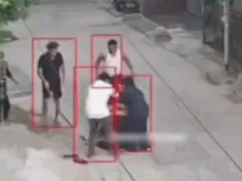 शोर सुनकर आसपास के लोग मौके पर पहुंचे और युवती को संभाला।