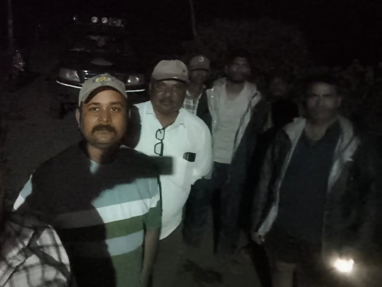 हाथियों की गतिविधि पर नजर रखते वन विभाग के कर्मचारी और ग्रामीण।