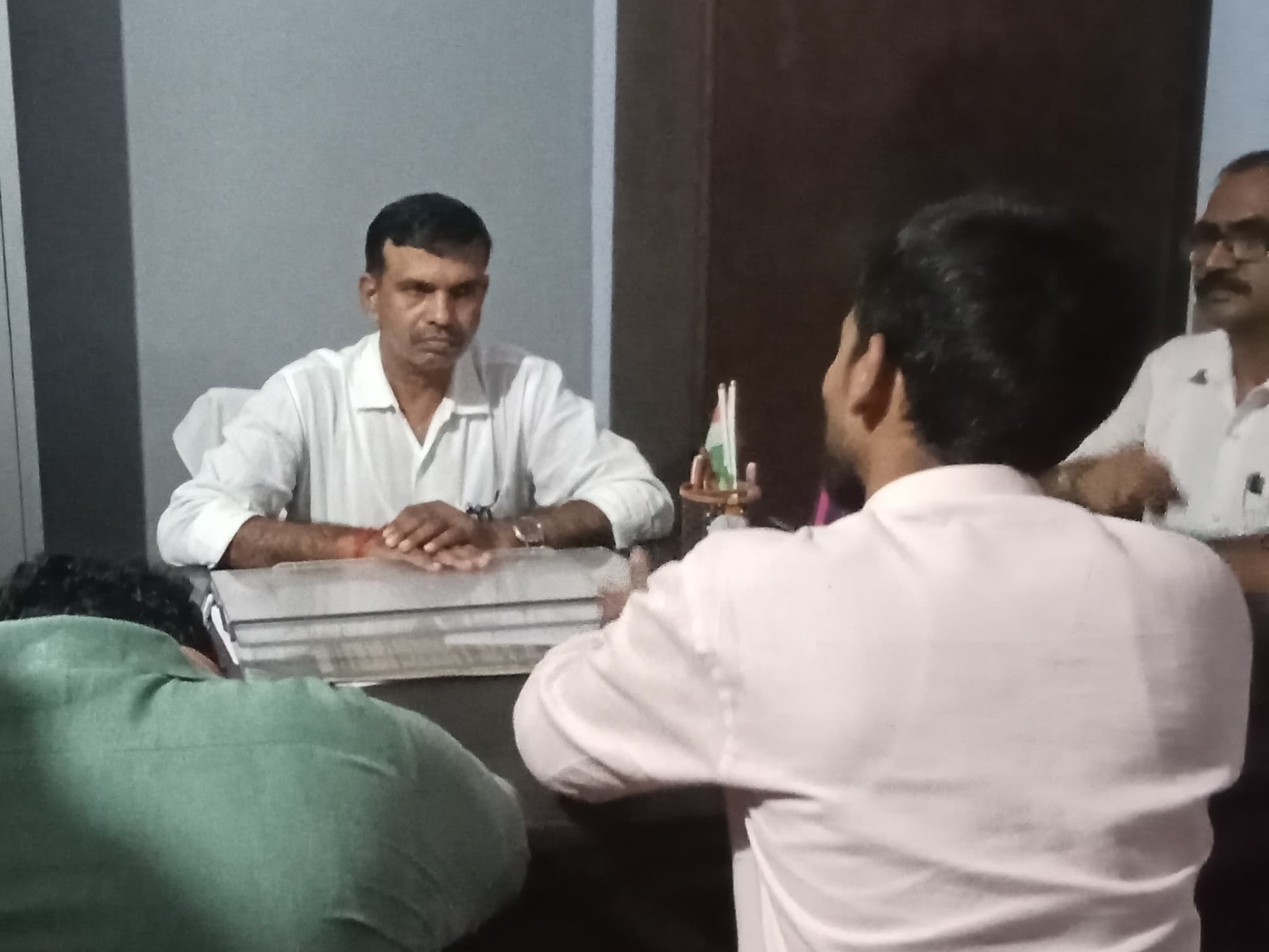करीब 10 घंटे तक चले इस घटनाक्रम के बाद रात करीब आठ बजे अधिकारियों की मौजूदगी में समझौता हुआ।