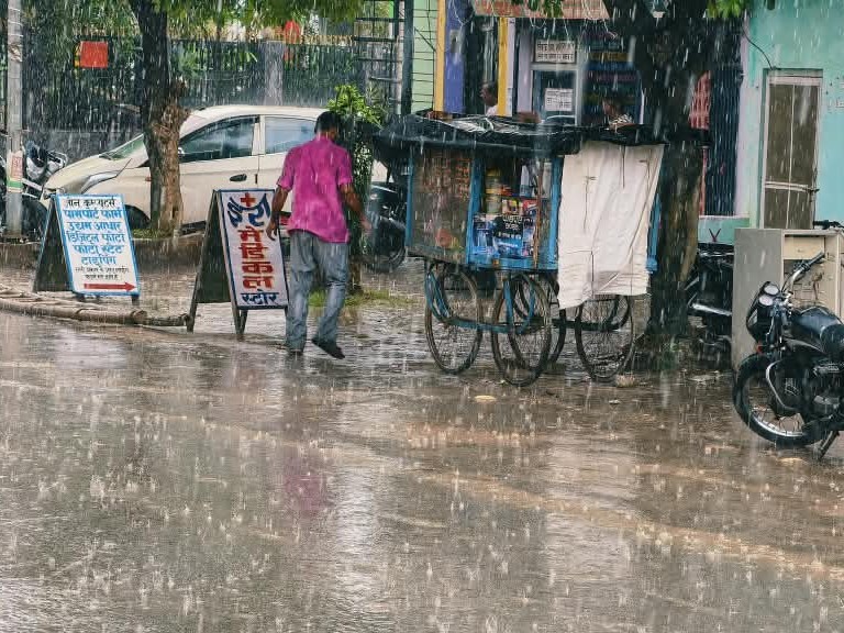 पश्चिमी विक्षोभ का असर कम होने के बाद अगले 48 घंटे तक मौसम सूखा रहने की संभावना है।