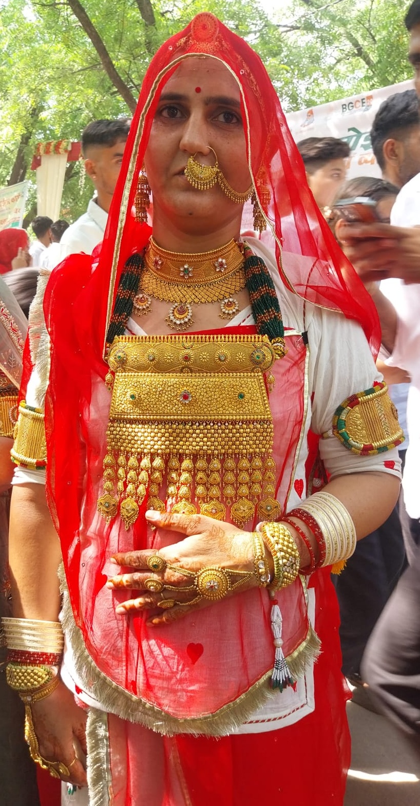 खेजड़ली मेले में आईं मंजू ने बताया- मैं करीब एक किलो सोने की ज्वेलरी पहनकर आई हैं।