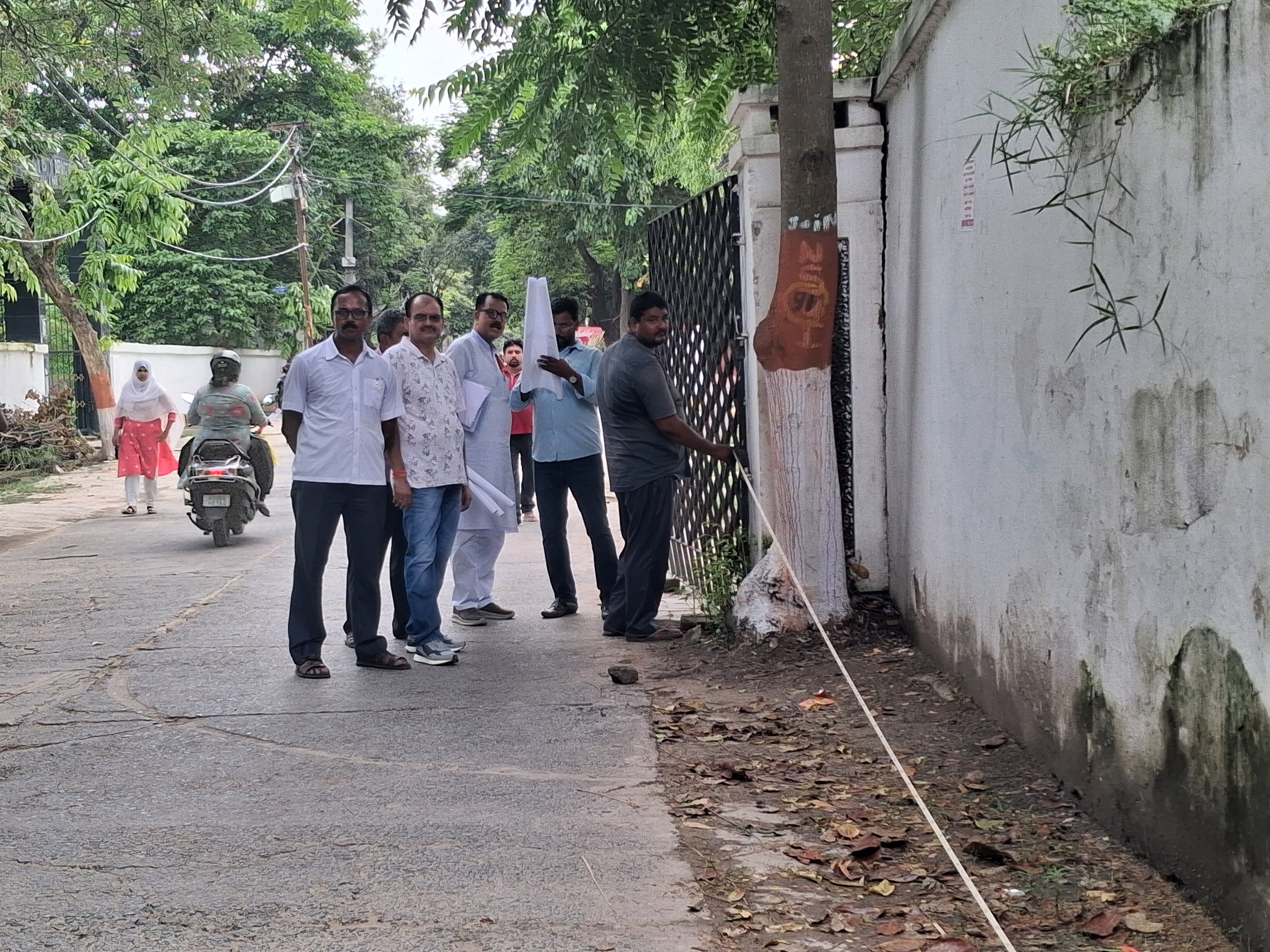 विश्वविद्यालय की ओर से कॉलेज की जमीन के अंदर गेट बनाने की बात सामने आने के बाद विवाद शुरू हुआ।