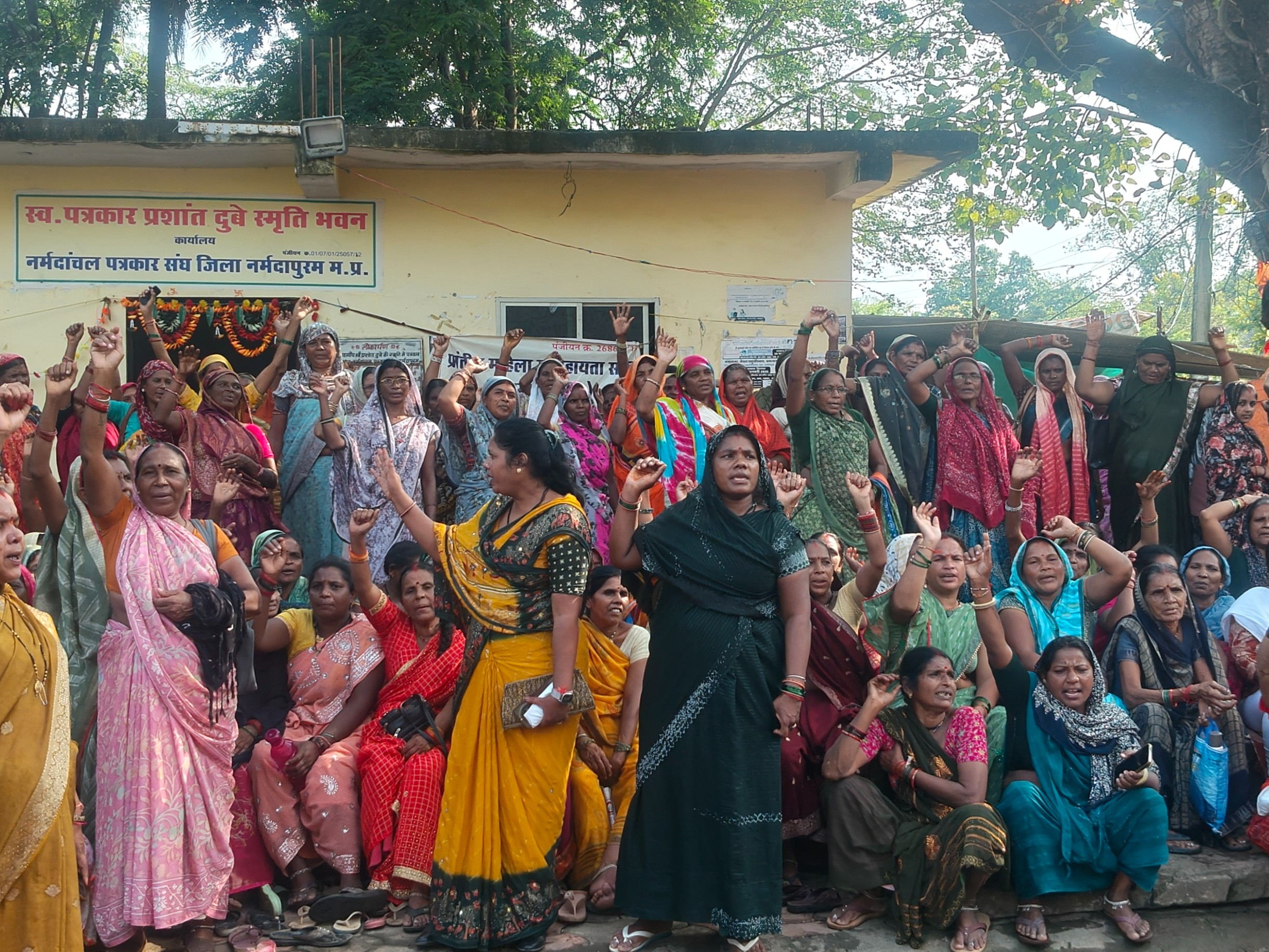 महिलाएं बोली- 2 गुना महंगाई बढ़ी, लेकिन 8 साल पुरानी दरों से ही भुगतान, भूख-हड़ताल|नर्मदापुरम (होशंगाबाद),narmadapuram (hoshangabad) - Dainik Bhaskar