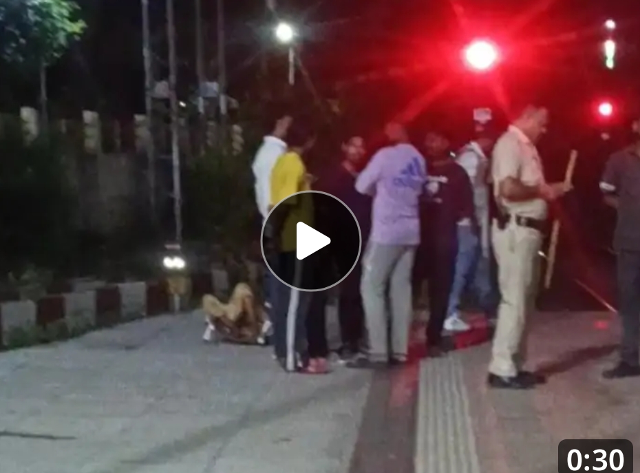 13 जुलाई को ट्रेन से घायल महिला एंबुलेंस के अभाव में पड़ी रही थी। बाद में उसकी मौत हो गई।
