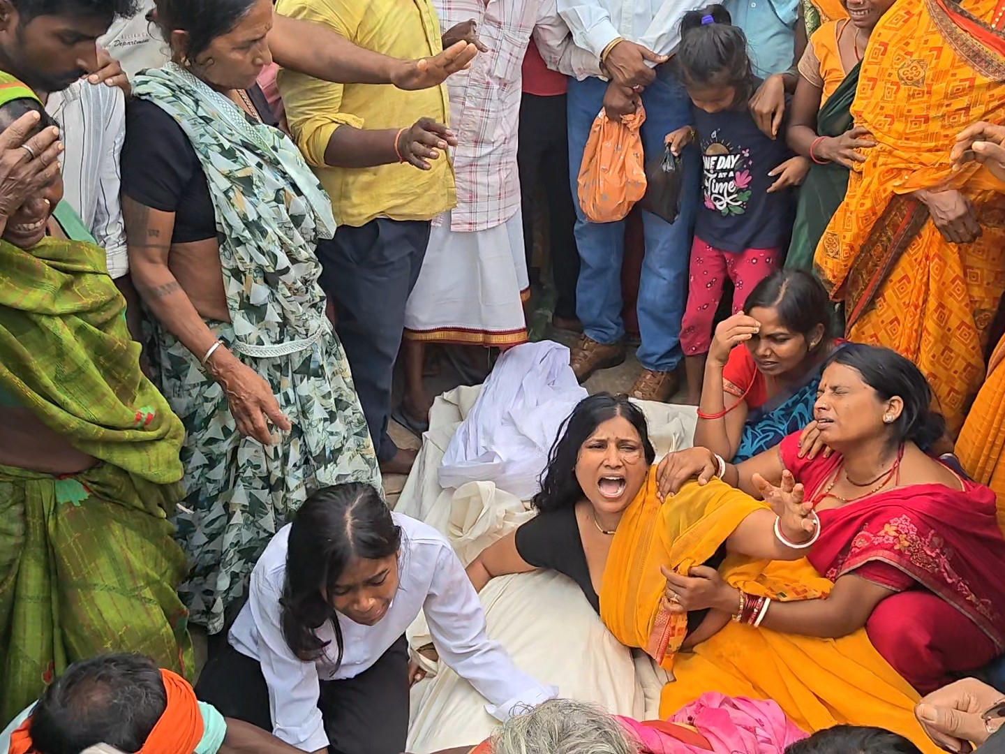 यूपी एटीएस के साथ वाराणसी में हुई कथित मुठभेड़ में मारे गए टीएसपीसी कमांडर ब्रजेश गंझू का शव पैतृक गांव लावालौंग पहुंचा।