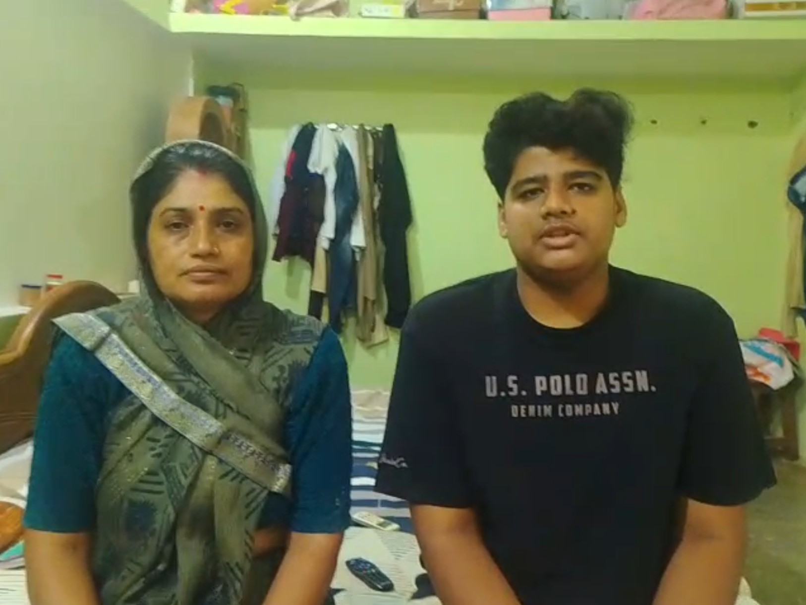 राकेश द्विवेदी के बेटे सत्यव्रत द्विवेदी ने अपनी मां के साथ वीडियो जारी किया।