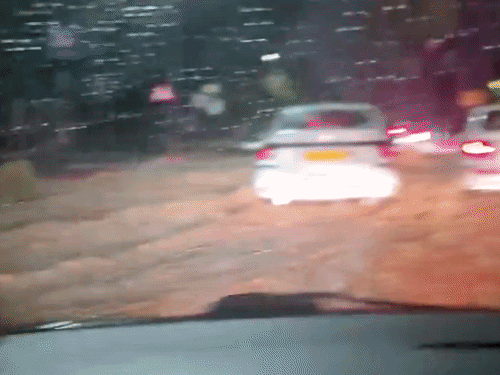 केरलम में इडुक्की में भारी बारिश से सड़कें डूब गईं।