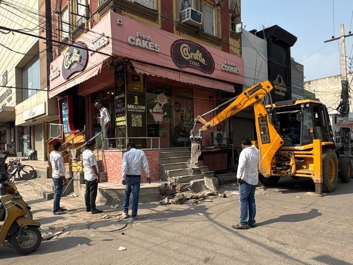जेबीसी से हटाए गए अवैध कब्जे। - Dainik Bhaskar