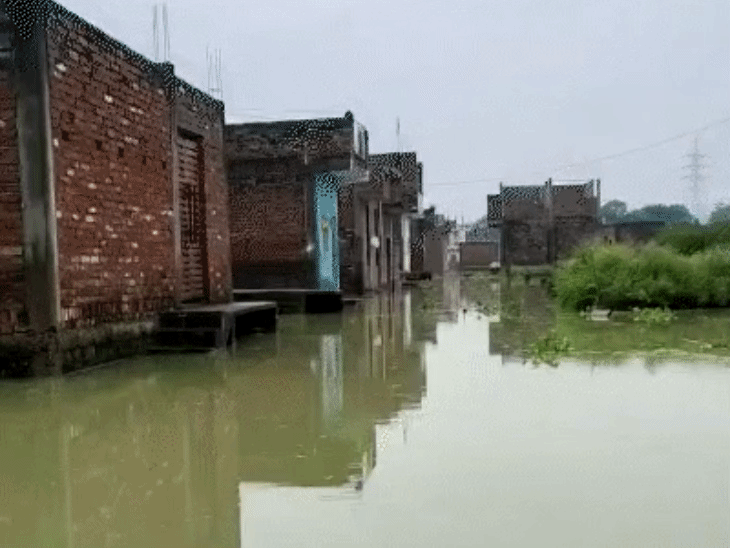 यूपी के उन्नाव में गंगा का पानी कई रिहाइशी इलाकों में भरा हुआ है।
