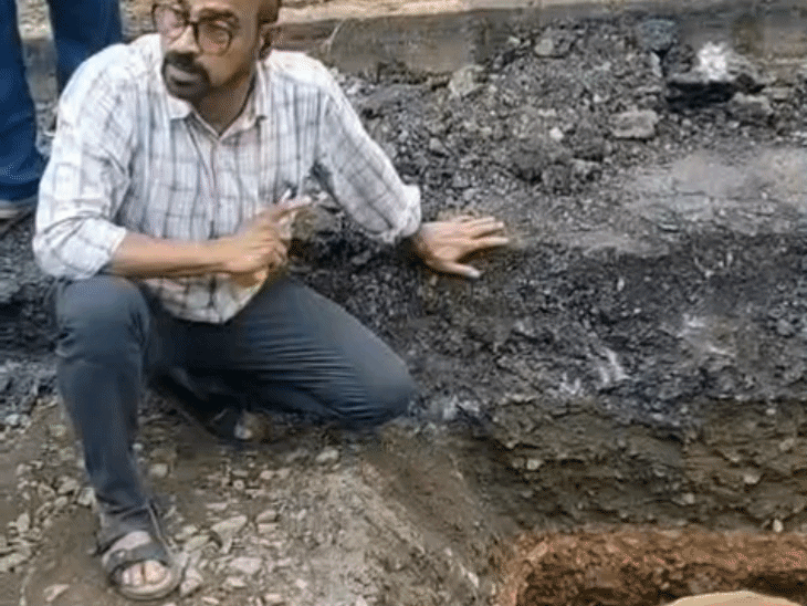 सिकरौदा हाईवे से सैंपल के लिए खुदाई करते हुए।