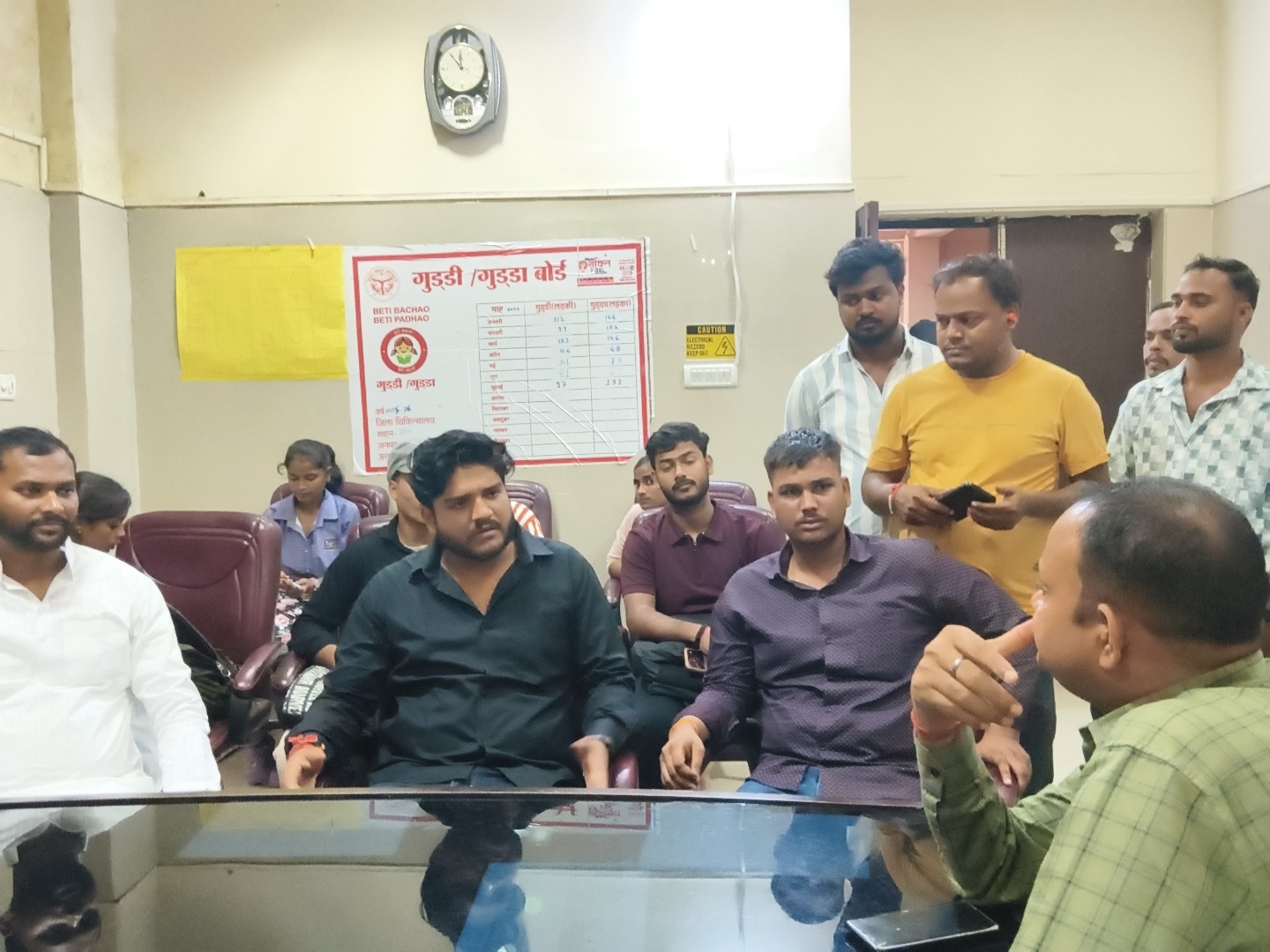 मऊ के महिला जिला अस्पताल में ABVP के कार्यकर्ताओं ने प्रदर्शन किया।