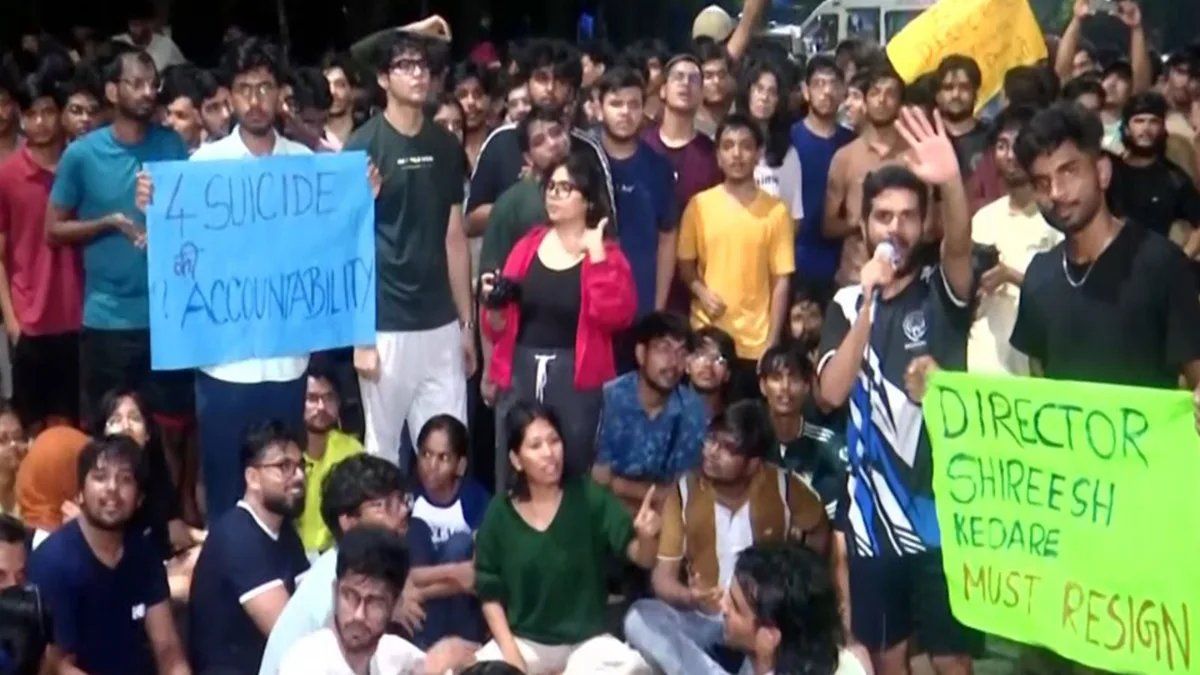 IIT बॉम्बे के छात्र 3 दिन से प्रोटेस्ट कर रहे हैं। इस साल संस्थान के 3 छात्र सुसाइड कर चुके हैं।